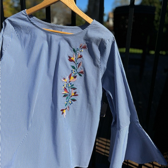✨Host pick ✨Ladies Blue & White Stripe Floral Embroidered Bell Sleeve To… - Picture 14 of 16